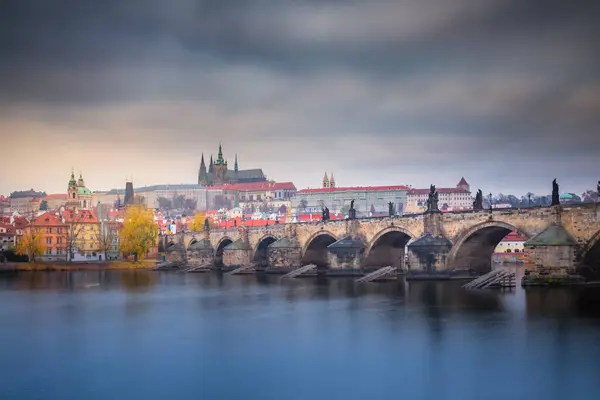 Vista Panorámica Sobre Paisaje Urbano Praga Río Moldava Atardecer República Imágenes de stock libres de derechos