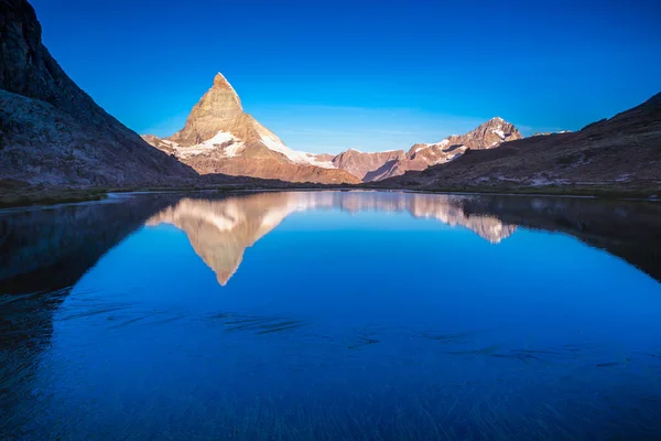 Reflection Matterhorn Blue Placid Lake Sunrise Swiss Alps Zermatt Switzerland Стокове Фото