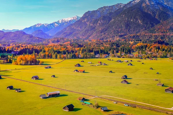 Bavarian Alps Rustic Farm Barns Garmisch Partenkirchen Zugspitze Massif Bavaria Стокове Зображення