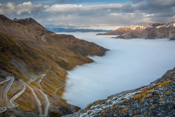 Paso Stelvio Paisaje Dramático Montaña Amanecer Por Encima Niebla Norte Imagen de archivo