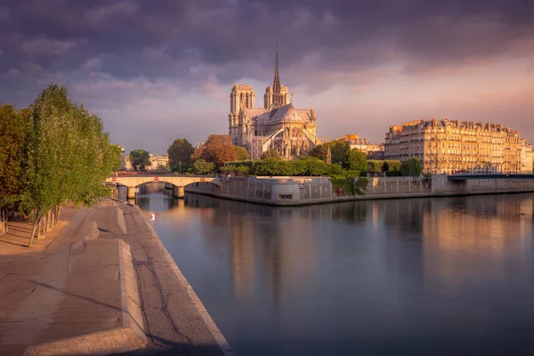 Impressive Notre Dame Cathedral Paris Autumn Peaceful Sunrise France Rechtenvrije Stockfoto's