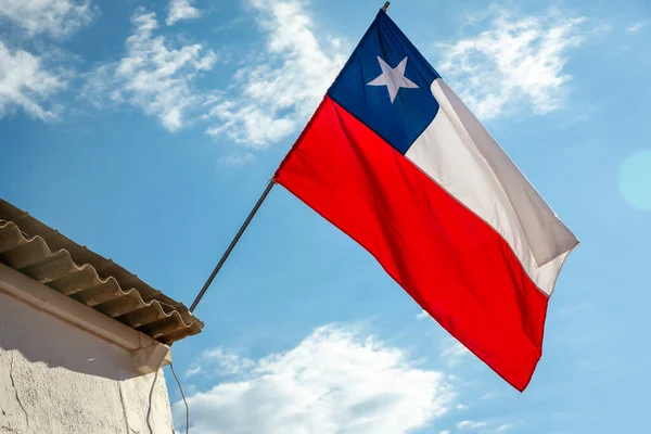 Bandera Nacional Chile Ondeando Poste Contra Soleado Fondo Azul Del Imagen de archivo