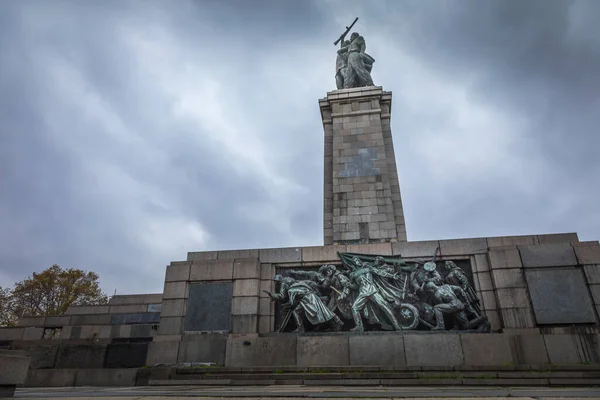 Monumento Del Ejército Soviético Para Segunda Guerra Mundial Sofía Noche Imagen de stock