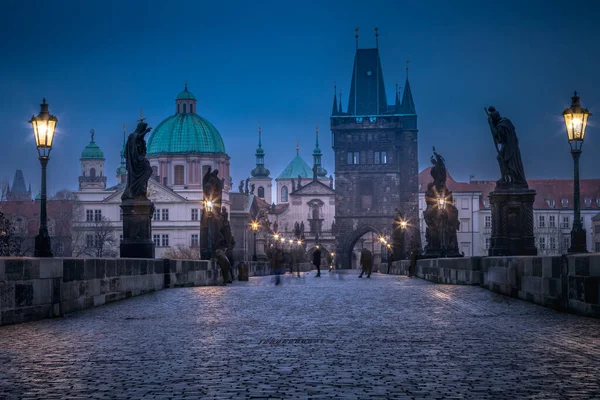 チェコ共和国プラハのカレル橋夜間照明 — ストック写真
