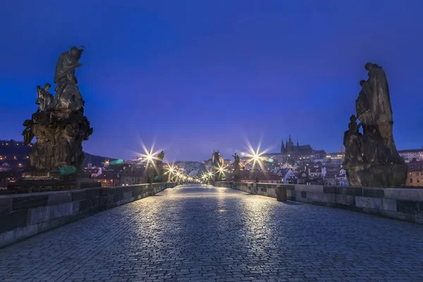チェコ共和国プラハのカレル橋夜間照明 — ストック写真