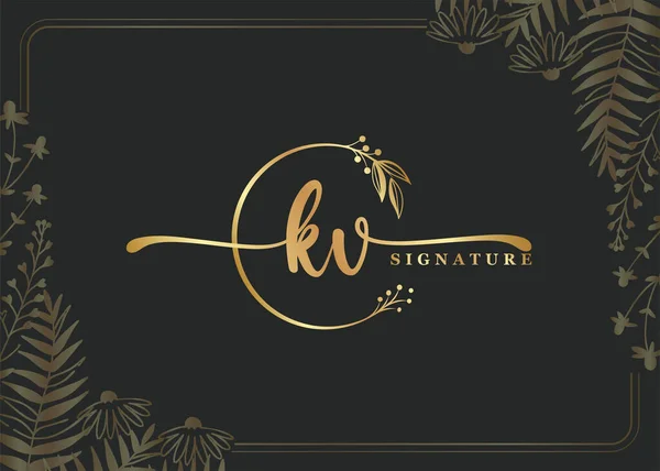 Luxury Gold Signature Initial Logo Design Isolated Leaf Flower — Stock Vector