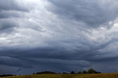 Tarlaların üzerinde dramatik bir gökyüzü. Doğu Litvanya 'da tarım arazisi.
