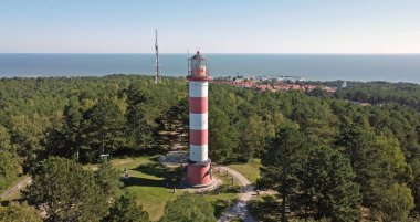 Litvanya 'nın Curonian Tükürüğü bölgesinin 27 metre yüksekliğindeki Nida Deniz Feneri Curonian Gölü ile Baltık Denizi arasında. Deniz feneri sahile 900 metre uzaklıkta, Urbas kumulunun tepesinde..