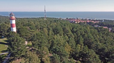 Litvanya 'nın Curonian Tükürüğü bölgesinin 27 metre yüksekliğindeki Nida Deniz Feneri Curonian Gölü ile Baltık Denizi arasında. Deniz feneri sahile 900 metre uzaklıkta, Urbas kumulunun tepesinde..