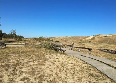 Nehre giden tahta köprü.