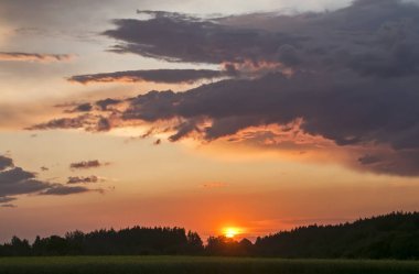 Tarlaların üzerinde dramatik bir gün batımı. Doğu Litvanya 'da tarım arazisi.