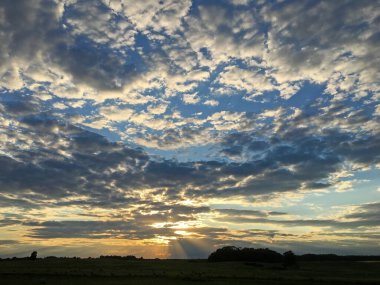 Tarlaların üzerinde dramatik bir gün batımı. Doğu Litvanya 'da tarım arazisi.