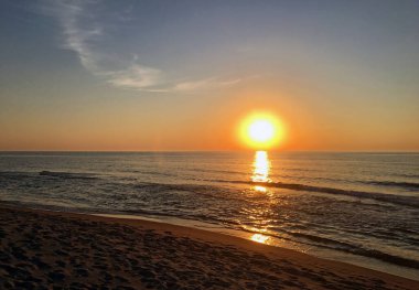 Durgun havada Baltık Denizi 'nde gün batımı. Litvanya 'nın Klaipeda limanının su bölgesi.