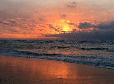 Baltık Denizi üzerinde dramatik bir gökyüzü. Litvanya, Nida yakınlarındaki Curonian Tükürüğünde Günbatımı.