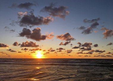 Baltık Denizi 'nin üzerinde sıcak gün batımı. Litvanya, Nida yakınlarındaki Curonian Spit 'te sonbahar akşamı.