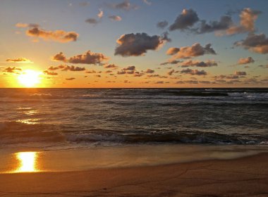 Baltık Denizi 'nin üzerinde sıcak gün batımı. Litvanya, Nida yakınlarındaki Curonian Spit 'te sonbahar akşamı.