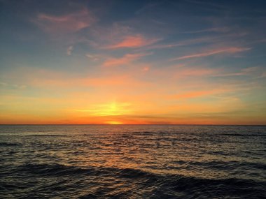 Baltık Denizi 'nin üzerinde sıcak gün batımı. Litvanya, Nida yakınlarındaki Curonian Spit 'te sonbahar akşamı.