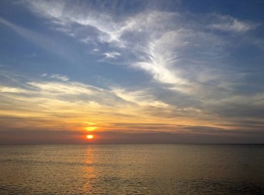 Baltık Denizi 'nin üzerinde sıcak gün batımı. Litvanya, Nida yakınlarındaki Curonian Spit 'te sonbahar akşamı.