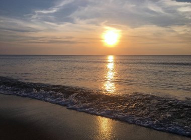 Baltık Denizi 'nin üzerinde sıcak gün batımı. Litvanya, Nida yakınlarındaki Curonian Spit 'te sonbahar akşamı.