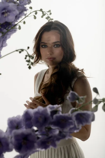 Portrait Fashionable Young Woman Posing Studio Flowers — Stock Photo, Image