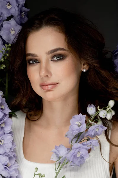 Portrait Fashionable Young Woman Posing Studio Flowers — Stock Photo, Image