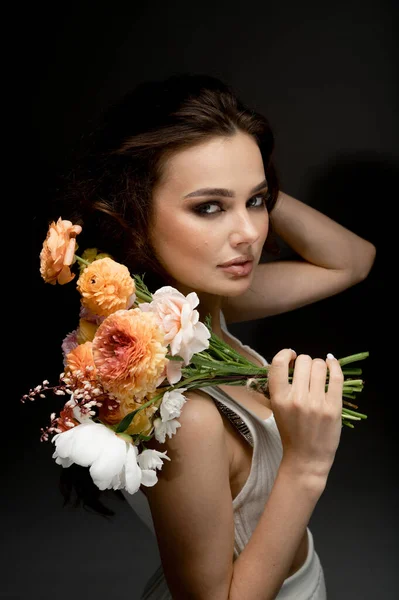 Porträtt Fashionabla Ung Kvinna Poserar Studio Med Blommor — Stockfoto
