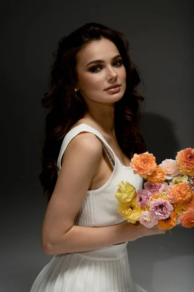 Stüdyoda Elinde Çiçeklerle Poz Veren Zarif Genç Bir Kadının Portresi — Stok fotoğraf