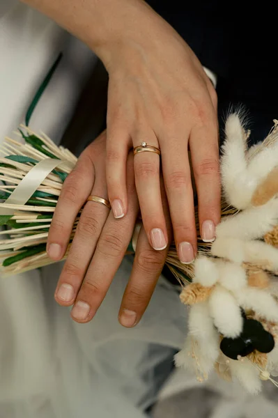 結婚指輪付きの新婚夫婦の手 ストックフォト