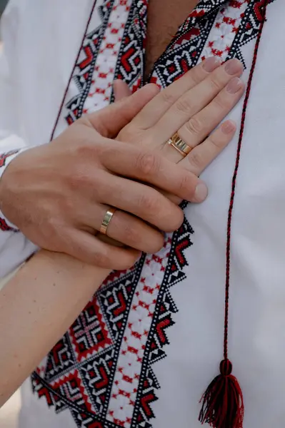 結婚指輪付きの新婚夫婦の手 ストック写真