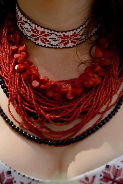 Rote Perlen Hals Der Braut lizenzfreie Stockbilder