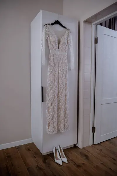 ウェディングドレス ドアのブライドのドレス ロイヤリティフリーのストック写真