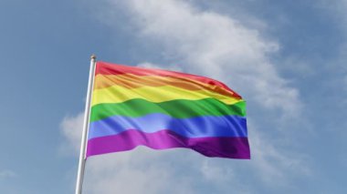 Gay gurur bayrağı, rüzgarda sallanan, mavi gökyüzünde bayrak sallayan, uzun bayrak direği, lgbtqia, ibne, gay gururunun sembolü, hoşgörü, aşk