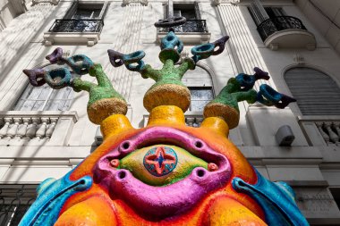 Timbre Sanat Galerisi, Buenos Aires, Arjantin. 05-08-2022. Bir sanat galerisinin önünde büyük ve garip bir heykel. Biçim ve renklerinde yaratıcı, modern tarzda, arkasındaki klasik monokromatik yapıyla çelişiyor..