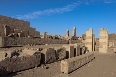 Mısır 'ın Aswan kentindeki Fil Adası' ndaki Antik Mısır Uydu Tapınağı 