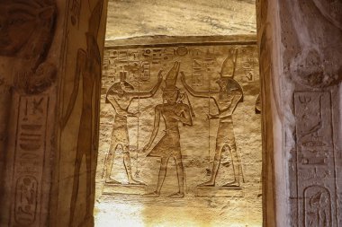 Mısır 'ın Aswan kentindeki Ebu Simbel tapınağının iç kısmında eski Mısır oymaları ve hiyeroglifler var.