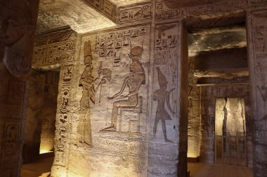 Mısır 'ın Aswan kentindeki Ebu Simbel tapınağının iç kısmında eski Mısır oymaları ve hiyeroglifler var.