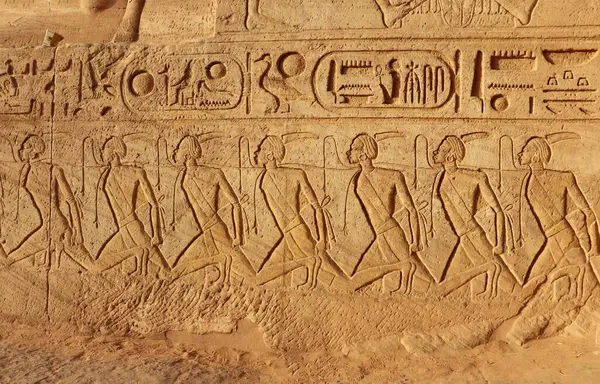 Mısır 'ın Aswan kentindeki Ebu Simbel tapınağının iç kısmında eski Mısır oymaları ve hiyeroglifler var.