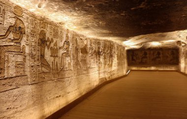 Mısır 'ın Aswan kentindeki Ebu Simbel tapınağının iç kısmında eski Mısır oymaları ve hiyeroglifler var.