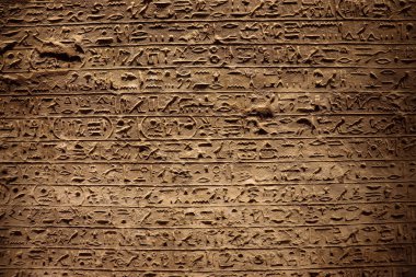 Mısır 'ın Aswan kentindeki Ebu Simbel tapınağının iç kısmında eski Mısır oymaları ve hiyeroglifler var.