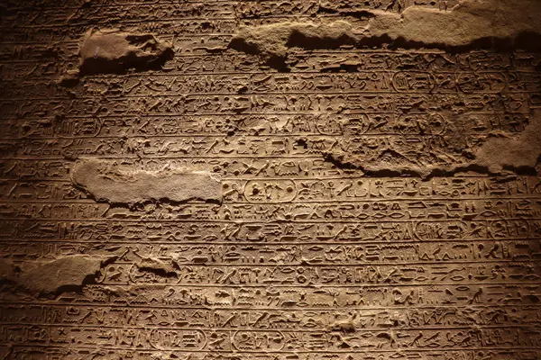 Mısır 'ın Aswan kentindeki Ebu Simbel tapınağının iç kısmında eski Mısır oymaları ve hiyeroglifler var.