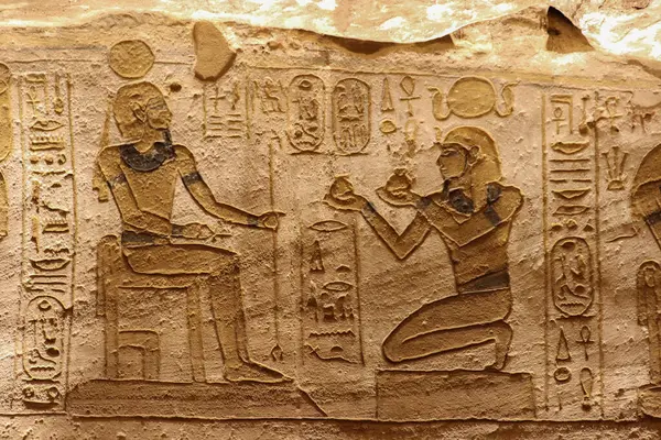Mısır 'ın Aswan kentindeki Ebu Simbel tapınağının iç kısmında eski Mısır oymaları ve hiyeroglifler var.