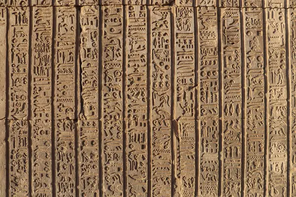 Duvardaki antik semboller.