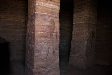 Aswan, Mısır 'daki soyluların mezarlarında Antik Mısır oymaları ve hiyeroglifler