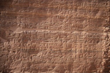 Aswan, Mısır 'daki soyluların mezarlarında Antik Mısır oymaları ve hiyeroglifler