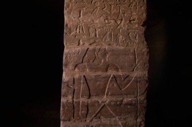 Aswan, Mısır 'daki soyluların mezarlarında Antik Mısır oymaları ve hiyeroglifler