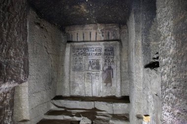 Aswan, Mısır 'daki soyluların mezarlarında Antik Mısır oymaları ve hiyeroglifler