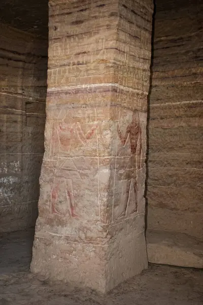 Aswan, Mısır 'daki soyluların mezarlarında Antik Mısır oymaları ve hiyeroglifler