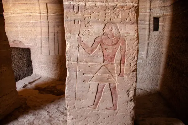 Aswan, Mısır 'daki soyluların mezarlarında Antik Mısır oymaları ve hiyeroglifler