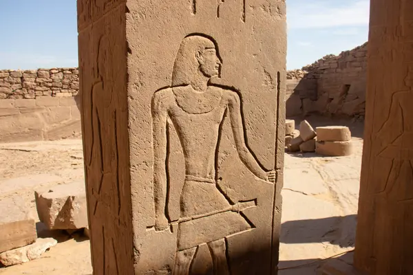 Aswan, Mısır 'daki soyluların mezarlarında Antik Mısır oymaları ve hiyeroglifler