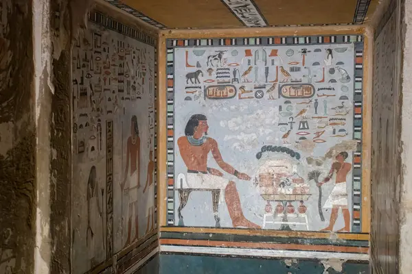 Aswan, Mısır 'daki soyluların mezarlarında Antik Mısır oymaları ve hiyeroglifler